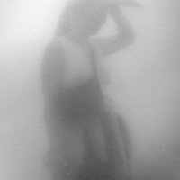 Visitors in Fujiko Nakaya's fog-skulpture, Berlin, neue Nationalgalerie, 31.05.2025